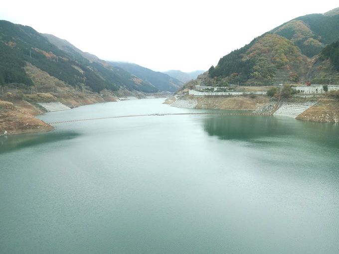 緑色の水をたたえる滝沢ダム
