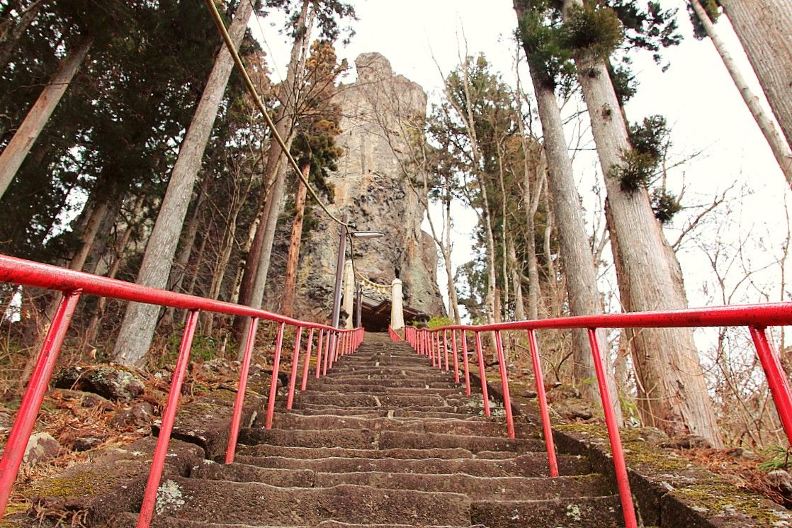 中之嶽神社の本社は神社の原風景を残すお社