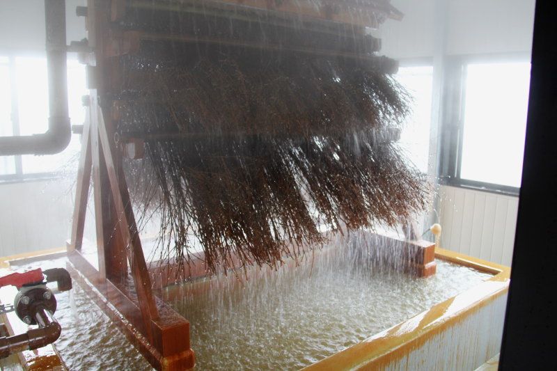 竹製冷却装置で水で薄めず適温に。