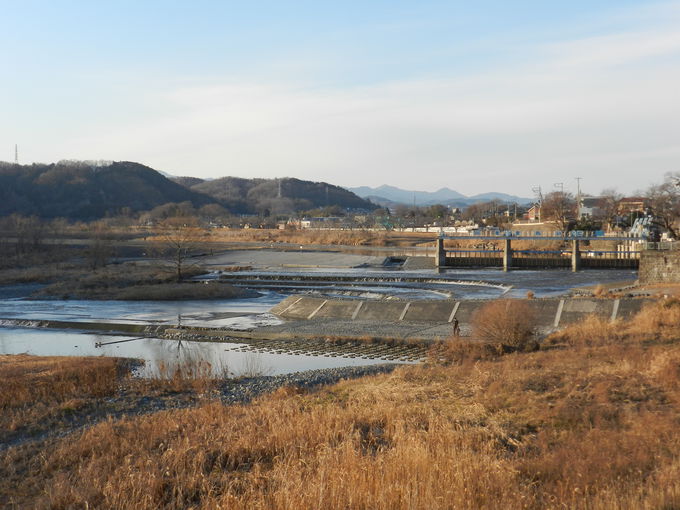 広い河川敷と清らかな流れが描く水景