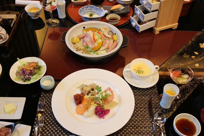 E݂̒n؂̗e[uɍLÎɗDH́AaHmH`CXI