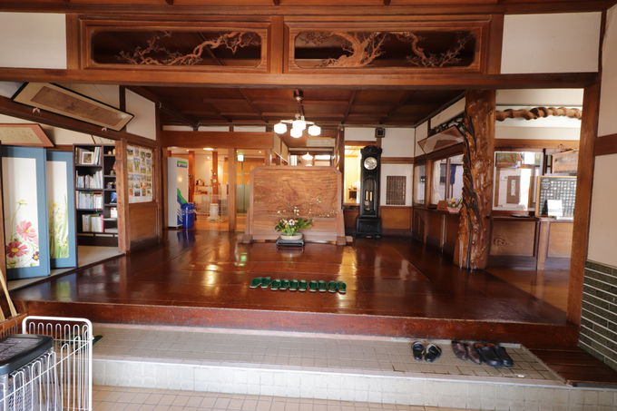 木造３階建ての本館は有形文化財！木のぬくもりの館内