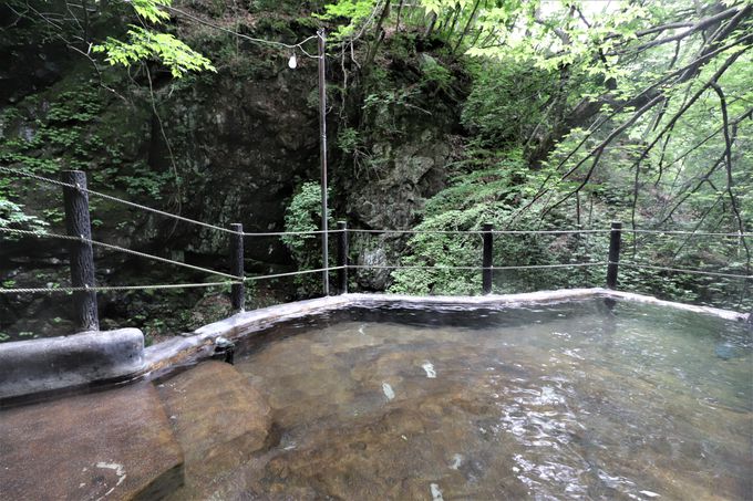 風景が背景絵のような大浴場と、野趣あふれる仙人露天岩風呂