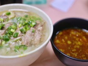 カレースープに浸して食べる激ウマ麺！香港「九記牛ナン」