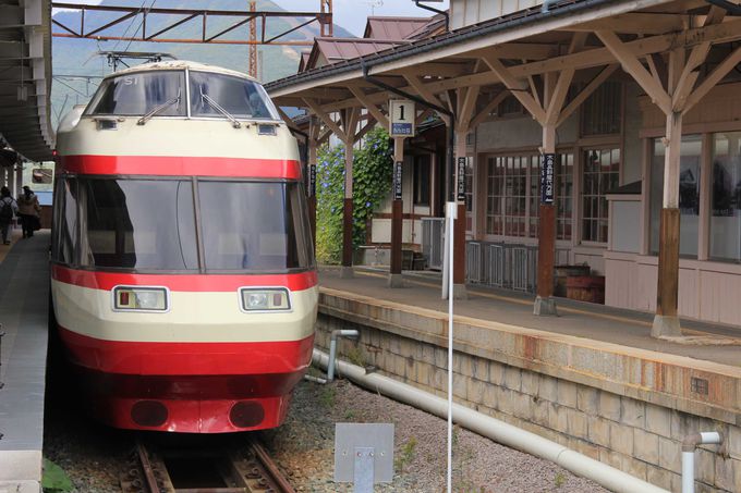 終着駅は温泉地「湯田中駅」。駅には付属の日帰り温泉施設もあります。