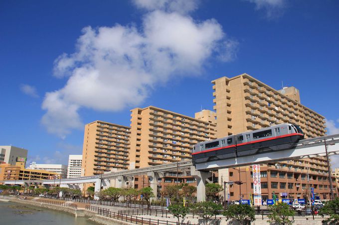 モノレールは沖縄の都会、那覇市中心部を進みます。