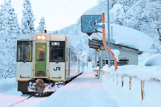 雪に覆われた無人駅が続く、ローカル線情緒いっぱいの飯山線