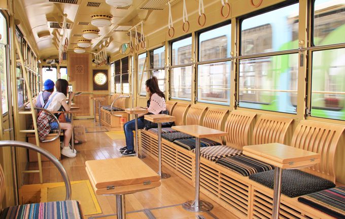 あの豪華寝台列車ななつ星を手掛けた、水戸岡氏デザインのレトロでモダンな路面電車