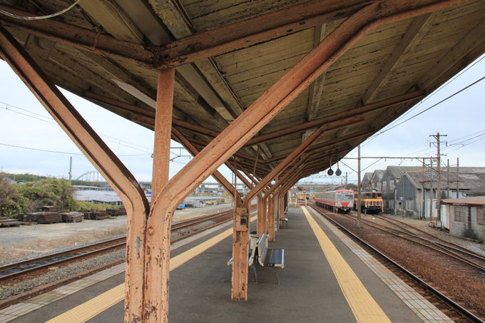 懐かしさを感じる駅舎や貨物列車も三岐鉄道の魅力