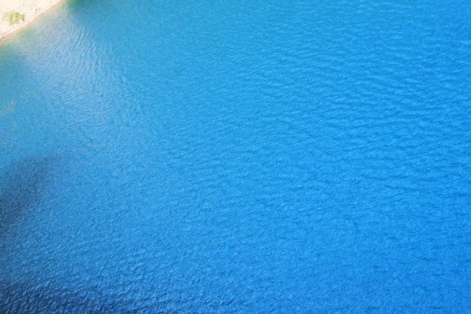 訪れた人を魅了する美しい青い湖