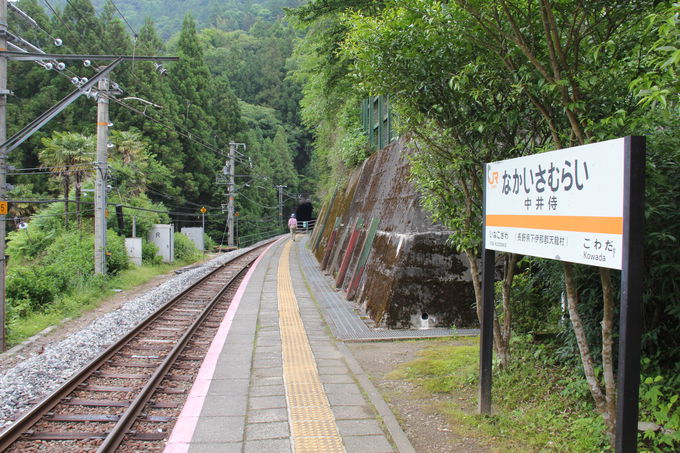 深い谷間に沿って走る飯田線。沿線はまさに秘境です。