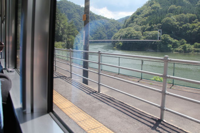 深い谷間に沿って走る飯田線。沿線はまさに秘境です。