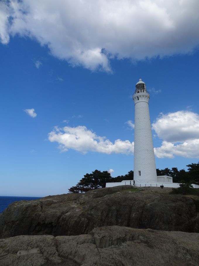 青い空と海に映える白亜の灯台！石積としては高さ日本一！