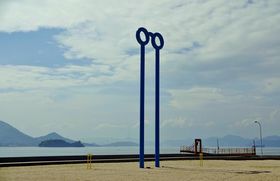 ���܂Ȃ݊C���E�������`���R��v�攌����񂾃A�[�g�ȓ��`�̋L���T���l�C��