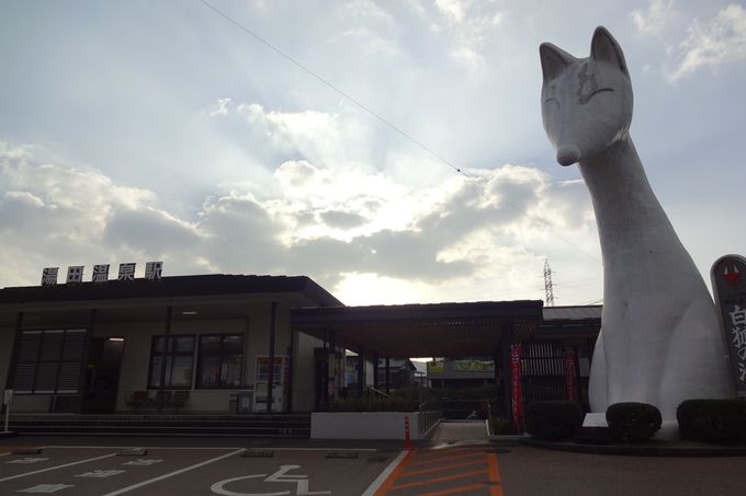 湯田温泉駅では、白狐のモニュメント「湯の町ゆう太」がお出迎え