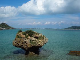 神話の島・沖縄県浜比嘉島で、美しい海と琉球開闢の伝説に酔う