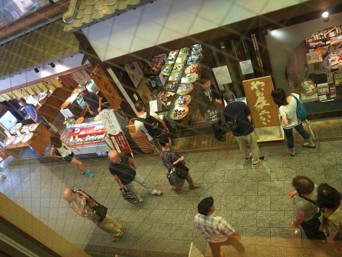 二階から錦市場を眺めると、そこにはまた違った風景があります。
