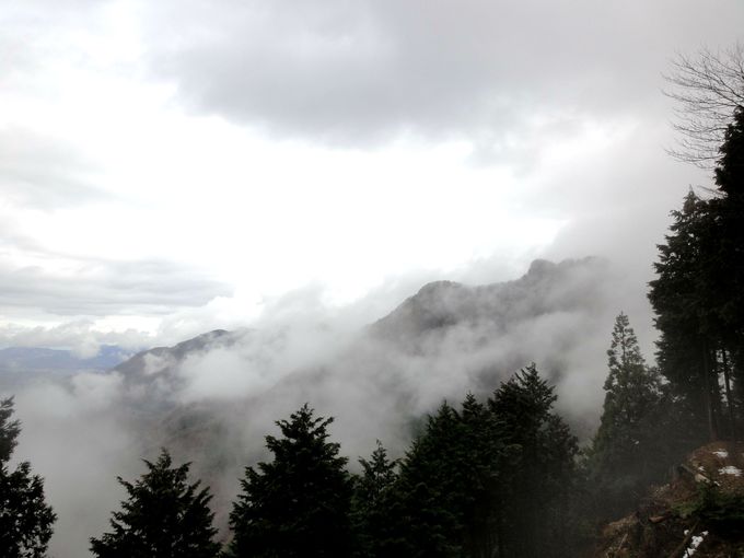 「三峰公園展望の丘」から妙法ヶ岳山頂・秩父盆地を眺める