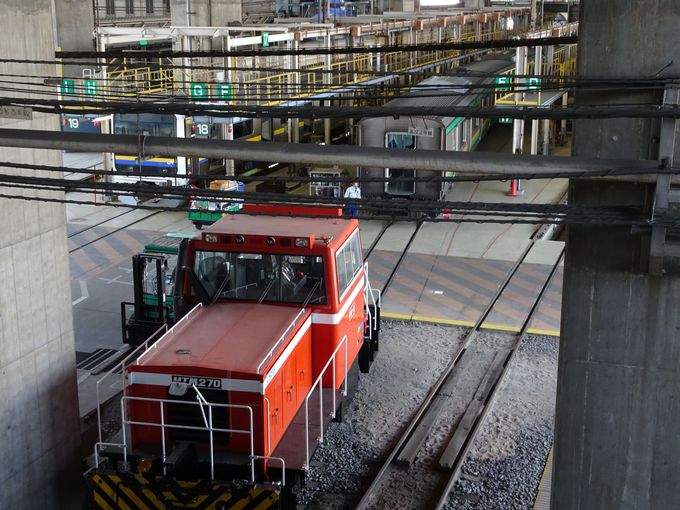 必見スポット1：新幹線の高架下で行われている作業風景