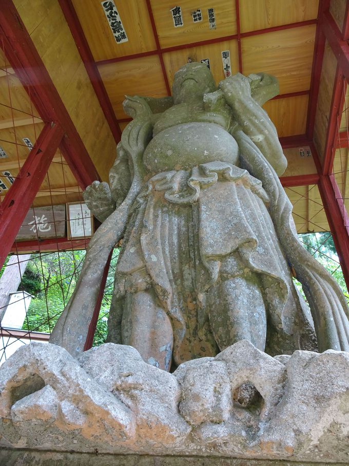 日本一の石造り仁王像がお出迎え！　「鷲窟山（しゅうくつさん）観音院」