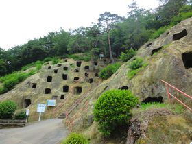 埼玉に不思議な穴！「吉見百穴」とヒカリゴケ、軍需工場跡…