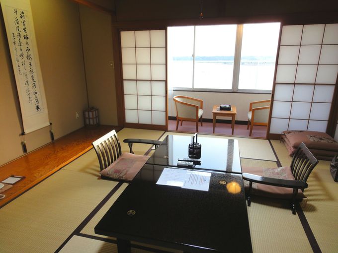 加茂湖が目の前に広がる、和風の客室