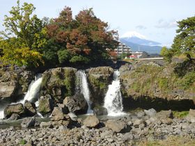 富士山とコラボする注目の滝！静岡・長泉町「鮎壺の滝」