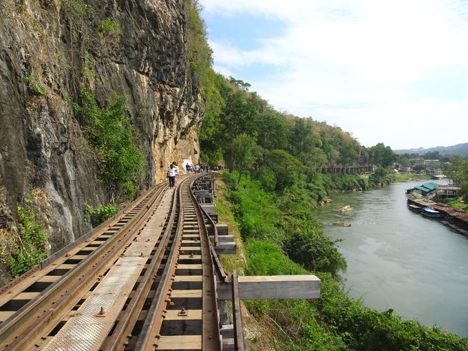 崖スレスレっ カンチャナブリー 泰緬鉄道 を1 満喫する観光ポイント5つ タイ Lineトラベルjp 旅行ガイド