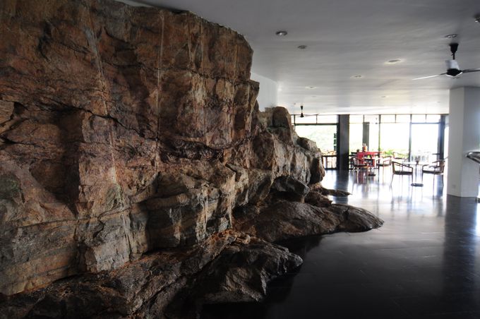 自然の岩を生かす迫力満点のホテルの壁