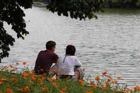 ����l�`�����I�n�m�C�̒��S�E�z�A���L�G���Ύ��ӂ̊y���ݕ��̋L���T���l�C��