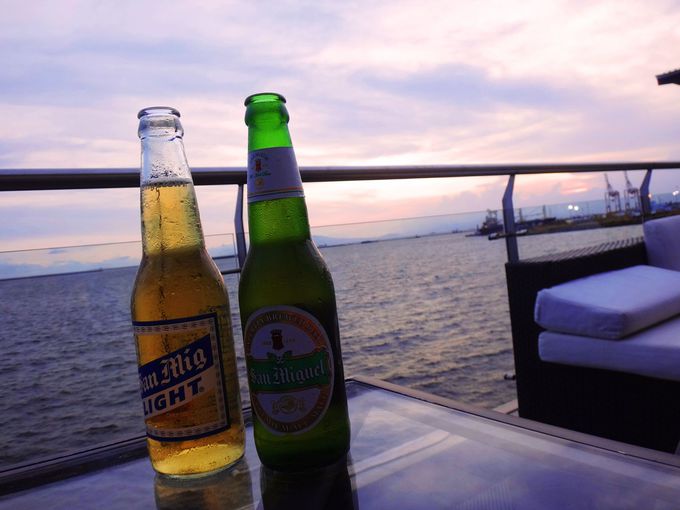 日没までの時間はフィリピン・ビールを飲みながらまったりと…