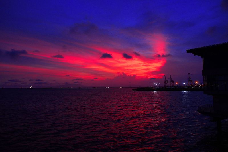 空を真っ赤に染めるサンセット！“世界三大夕日”マニラ湾