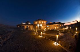 ���̒������K���I�E���j���΂̕����z�e���w�N���X�^���E�T�}�j���x�̋L���T���l�C��