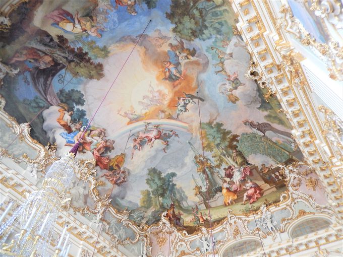 ロココ様式の壮麗な祝祭大ホール「シュタイナーザール」