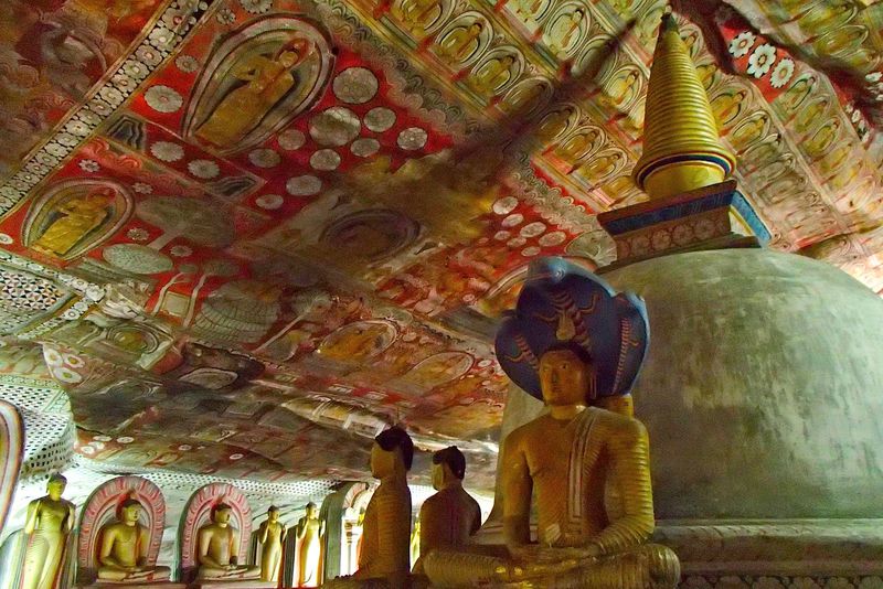 岩窟の小宇宙！スリランカ世界遺産「ダンブッラの黄金寺院」