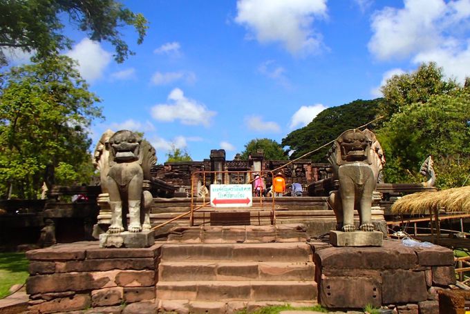 2重の周壁に囲まれた仏教寺院