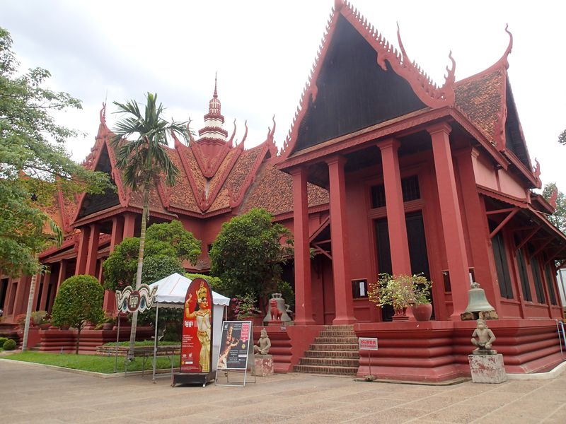 プノンペンの王宮からすぐ！赤い建物が目印「カンボジア国立博物館」