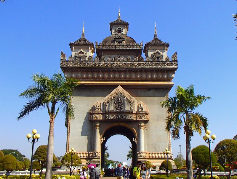 東南アジアの凱旋門「パトゥーサイ」から首都ビエンチャンを一望しよう！