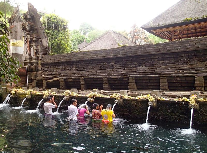 聖なる泉沸くバリ島の願掛け寺で沐浴に願いを込めて「ティルタ・ウンプル寺院」