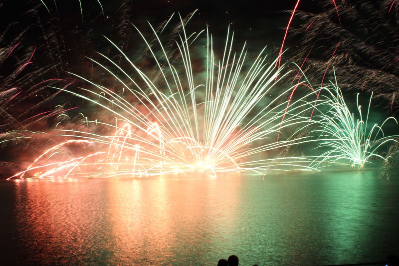 毎年、夏限定！湖上の花火は那須高原の代名詞！湖面に煌く火の鳥の乱舞に大興奮！！
