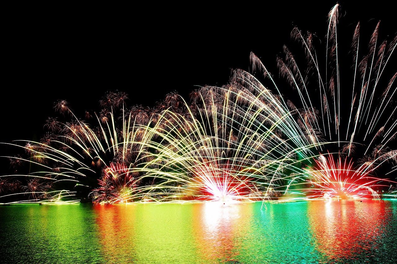 夏の夜空に炸裂する湖上の花火 那須りんどう湖レイクビュー 栃木県 Lineトラベルjp 旅行ガイド