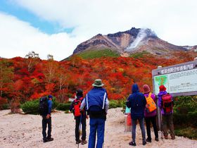 ロープウエイで行ける！絶景の紅葉登山・那須高原「茶臼岳」