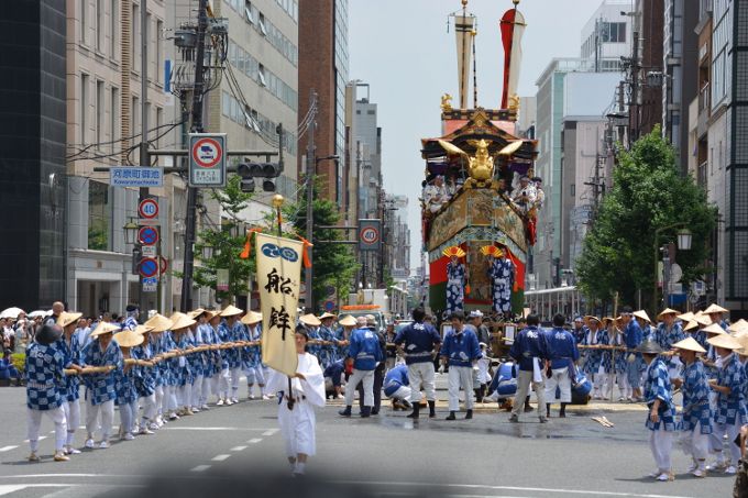 京都祇園祭の山鉾巡行は動く美術館！町屋の飾りは静の美術館！
