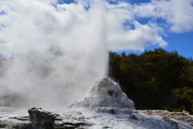 ニュージーランド随一の壮大な地熱地帯「ワイオタプ・サーマル・ワンダーランド」の間欠泉は迫力満点！