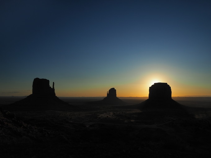 日の出後の朝焼けのパノラマ風景