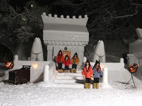 メルヘンすぎる雪まつり！秋田・湯沢市伝統行事「犬っこまつり」で幻想の夜を！