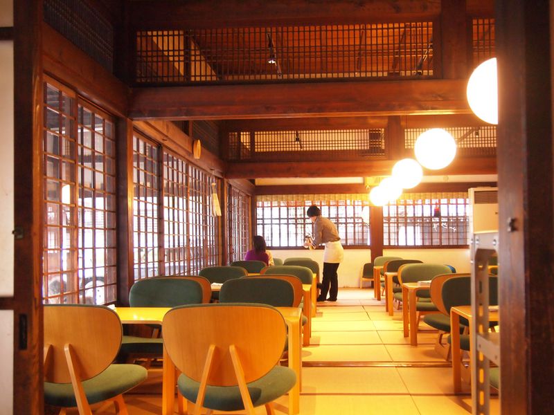 京都「佛光寺」お寺の中の和カフェ“ｄ食堂”が四季折々に美しい