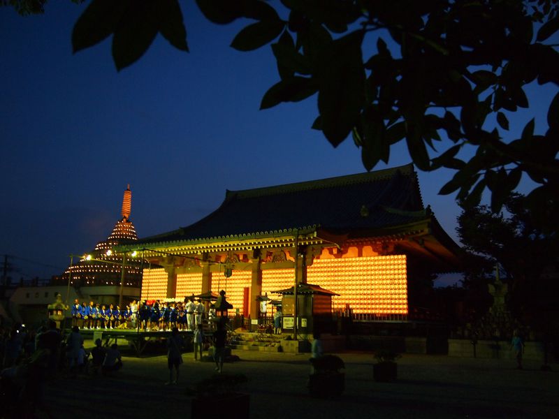 夜の闇に浮かび上がる！京都・壬生寺「盂蘭盆・万灯供養会」
