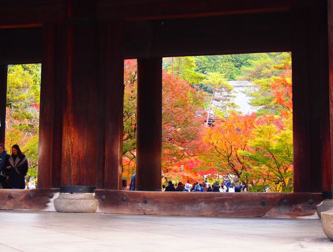 京都の紅葉を南禅寺で 絵画のような三門＆水路閣の柱越しに見る風景