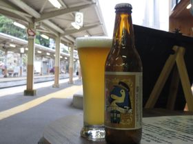 �����̉w�i�J�I�������Q���̍���g���Ƃł�h�z�[���Ƀp�u�o���uBeer Pub Station�v�̋L���T���l�C��